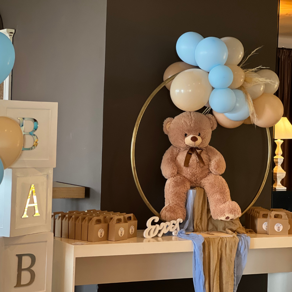 τραπέζι ευχών με μπαλόνια και αρκουδάκι