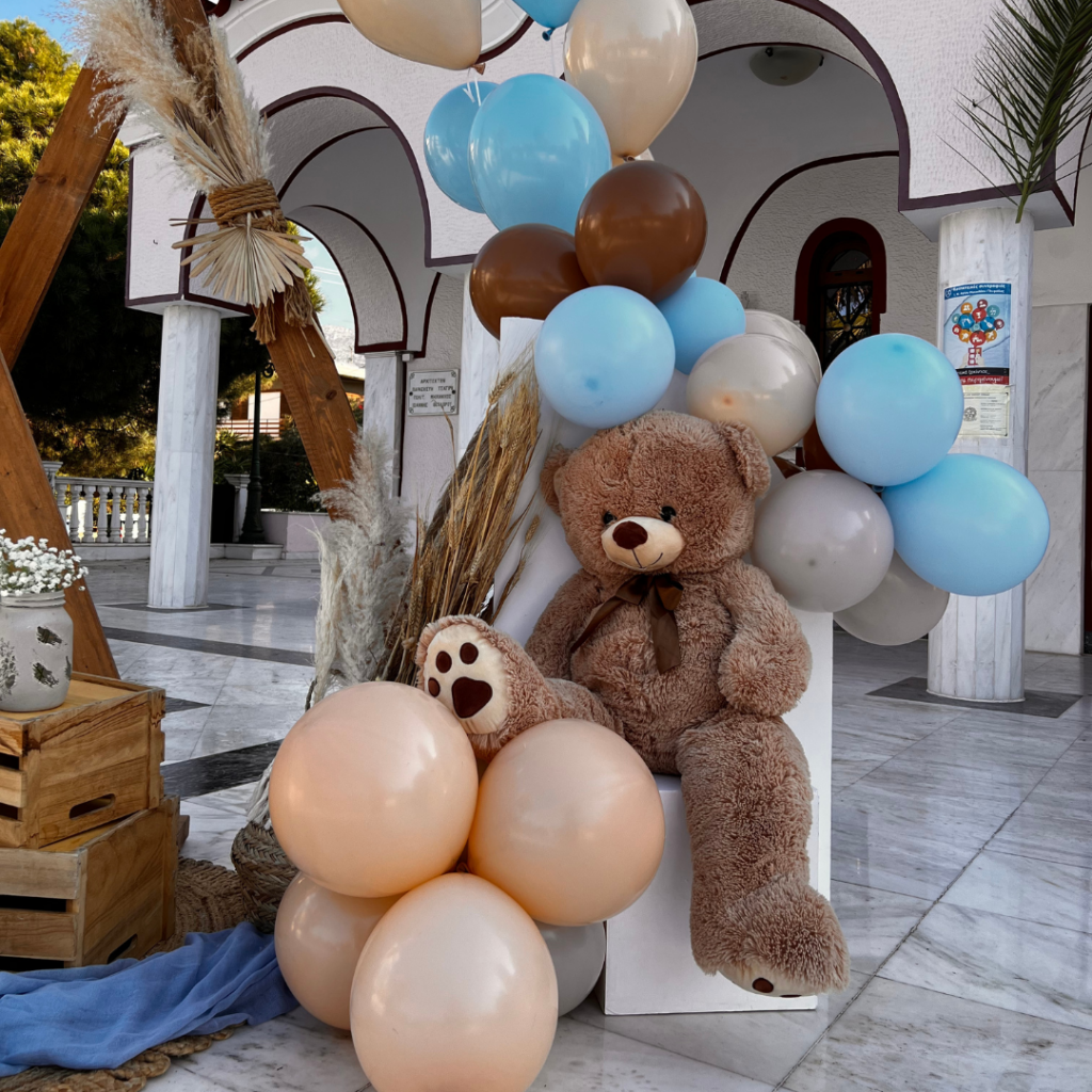 στολισμός βάπτισης με μπαλόνια και  αρκουδάκι
