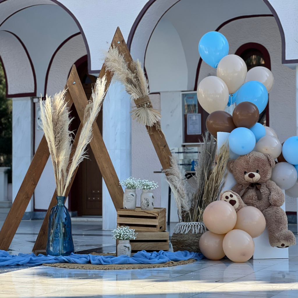 στολισμός βάπτισης με μπαλόνια και  αρκουδάκι