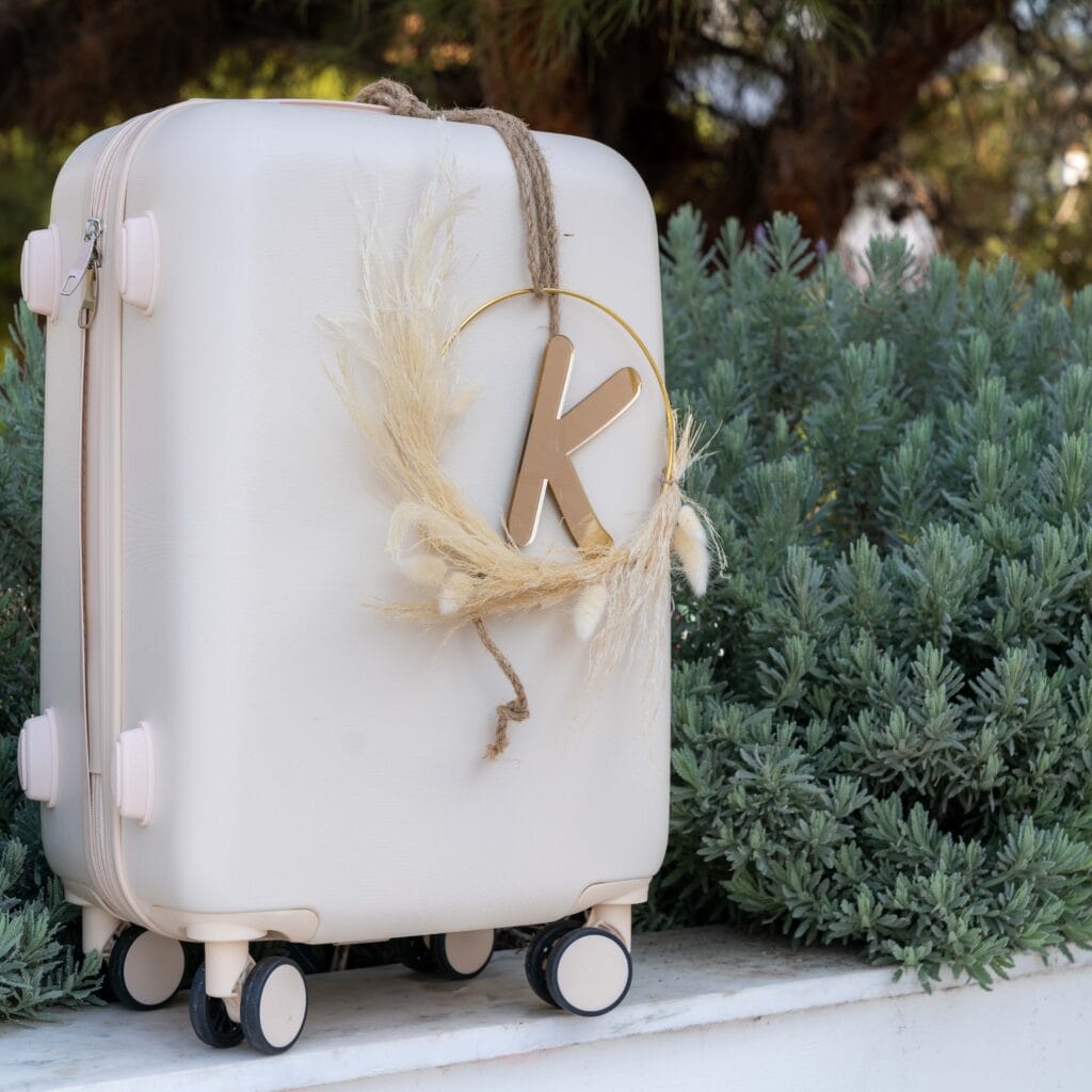 βαπτιστικά πακέτα - βαλίτσα στολισμένη με μονόγραμμα και pampas grass