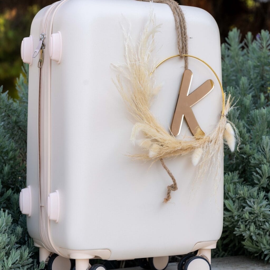 βαπτιστικά πακέτα - βαλίτσα στολισμένη με μονόγραμμα και pampas grass