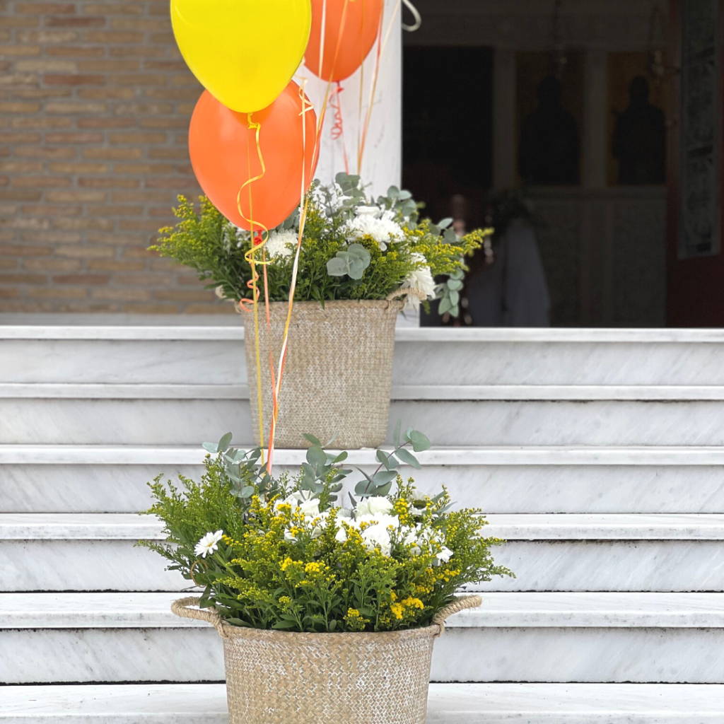 στολισμός βάπτισης με μπαλόνια και λουλούδια