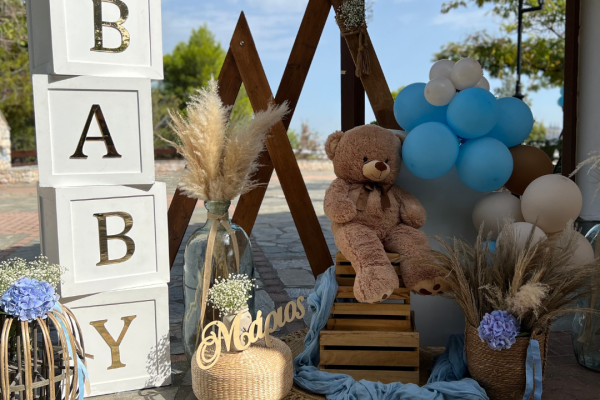 Ο στολισμός βάπτισης του μικρού Μάριου με μπαλόνια και αρκουδάκι