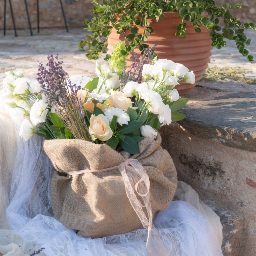 στολισμός γάμου με λουλούδια, λινάτσες και τούλια