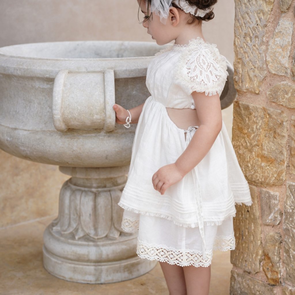 minimal βαπτιστικά ρούχα για κορίτσι από τη  stova bambini, με βελγικά υφάσματα
