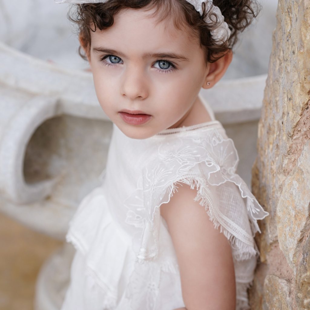 minimal βαπτιστικά ρούχα για κορίτσι από τη  stova bambini, σε off white απόχρωση και γαλλική δαντέλα!