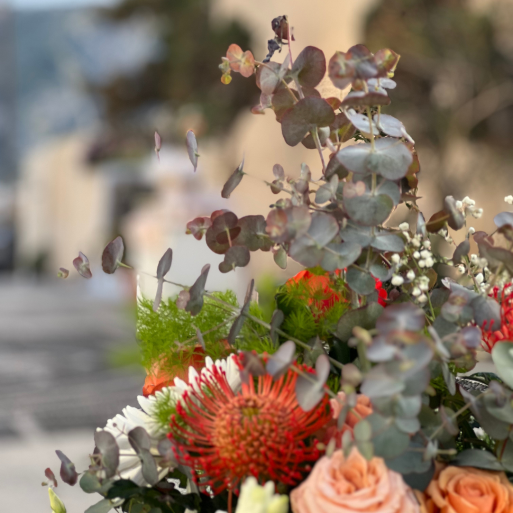 στολισμός γάμου στη Σαντορίνη, με αψίδες και λουλούδια