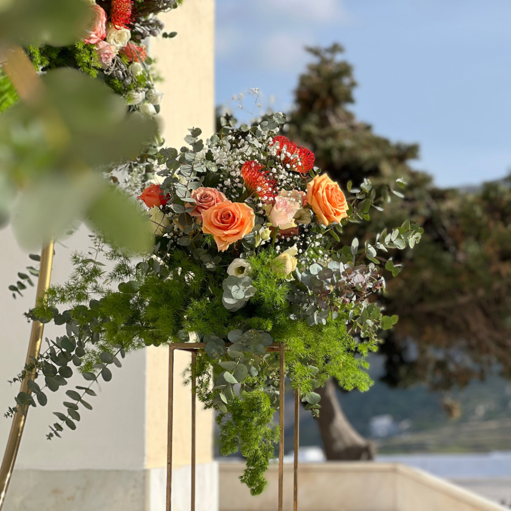 στολισμός γάμου στη Σαντορίνη, με αψίδες και λουλούδια