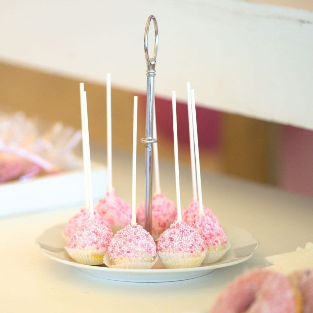 cakepops βάπτισης με θέμα την πεταλούδα
